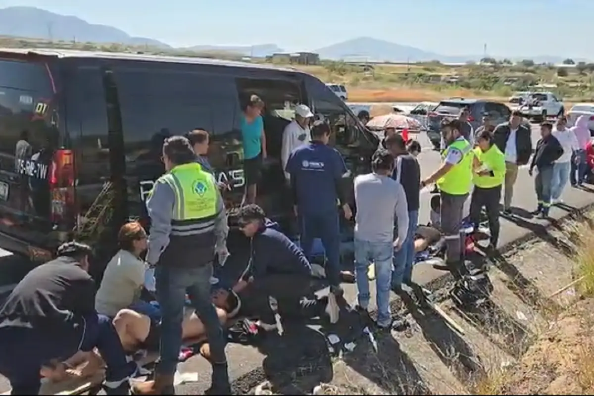 Se accidentan seis albañiles a bordo de una camioneta en la autopista Vía Atlixcáyotl