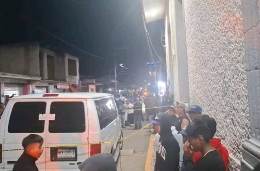  Vecinos retienen a agentes en Zacatlán durante operativo por triple homicidio en la Sierra Norte