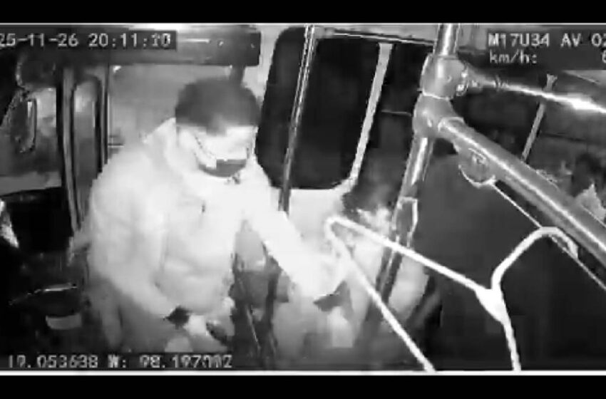  Terror exprés en microbús del Centro Histórico de Puebla: en menos de un minuto despojan a pasajeros