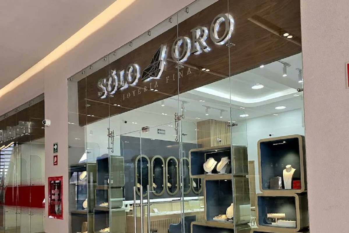 Como si de una película de acción se tratara, un total de cinco sujetos armados ingresaron a la joyería "Solo Oro", ubicada en Lomas de Angelópolis