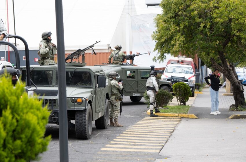  Unidad de la Guardia Nacional choca contra un vocho en la 18 Poniente