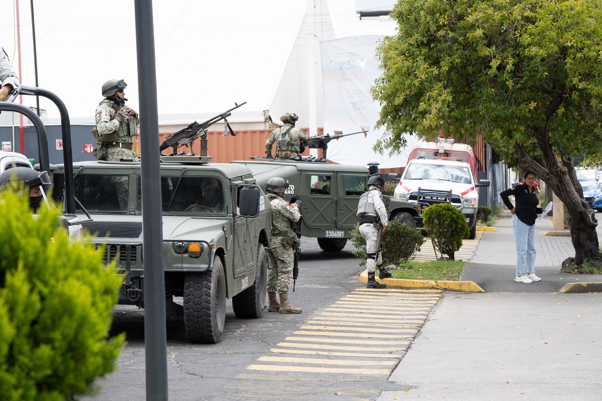 Unidad de la Guardia Nacional choca contra un vocho en la 18 Poniente