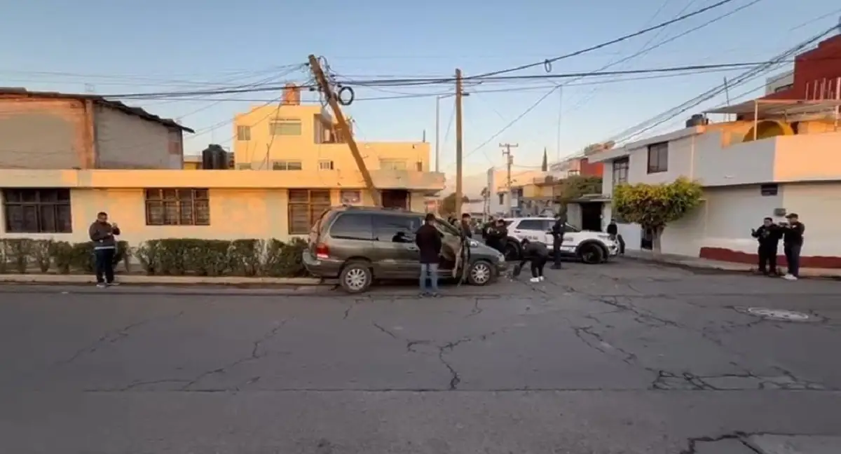 Adolescente en presunto estado de ebriedad choca su camioneta contra un poste en la Pino Suárez