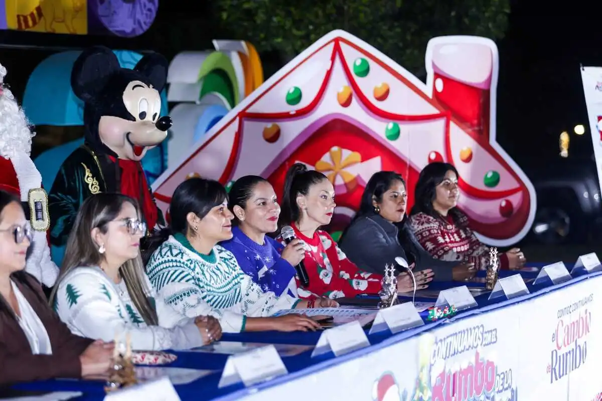 Anuncia Lupita Cuautle el inicio de la navidad con encendido de árboles