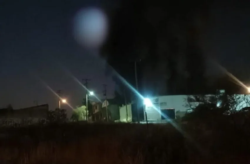  Arde en llamas recicladora en la colonia Lomas de Santa Catarina