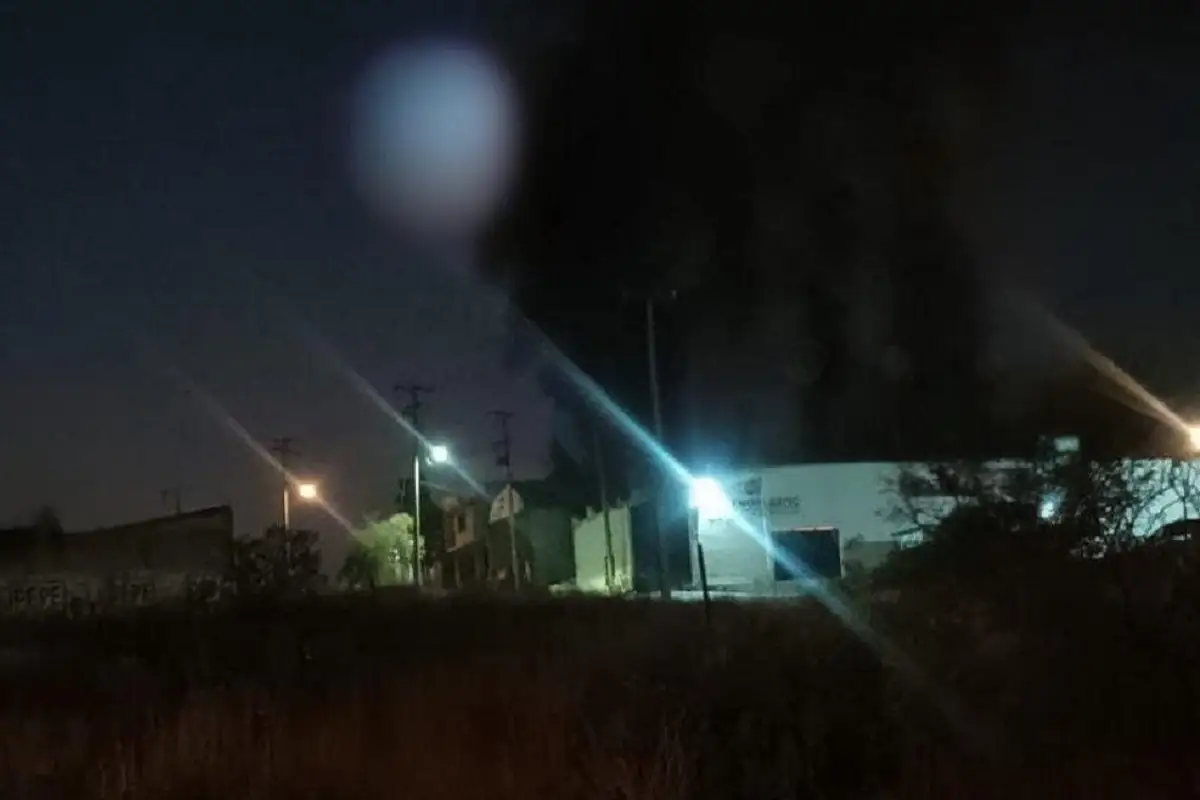 Arde en llamas recicladora en la colonia Lomas de Santa Catarina