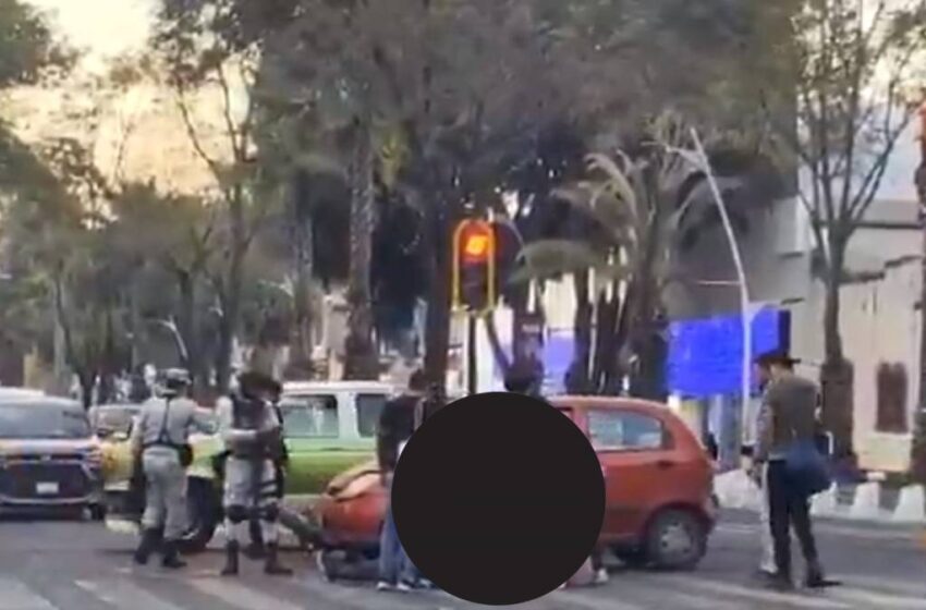  Auto embiste a dos ciclistas en Avenida Juárez; elementos de la Guardia Nacional brindan auxilio inmediato