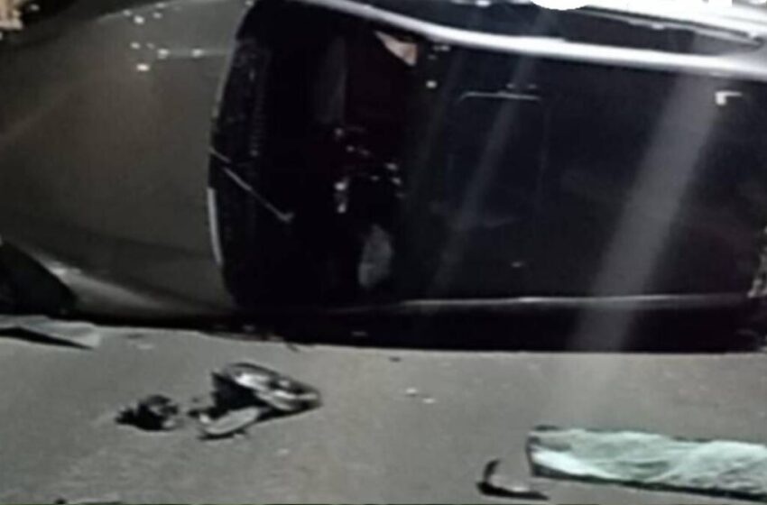  Camioneta vuelca en Lomas de Angelópolis: conductor distraído con celular