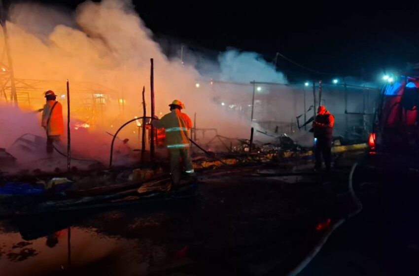  Explosiones y fuego arrasan puestos navideños en Puebla, Huixcolotla en emergencia