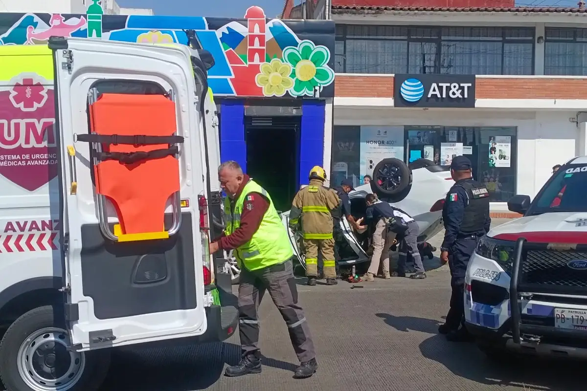 Hombre se accidenta en volcadura sobre la 31 Oriente en la colonia Anzures