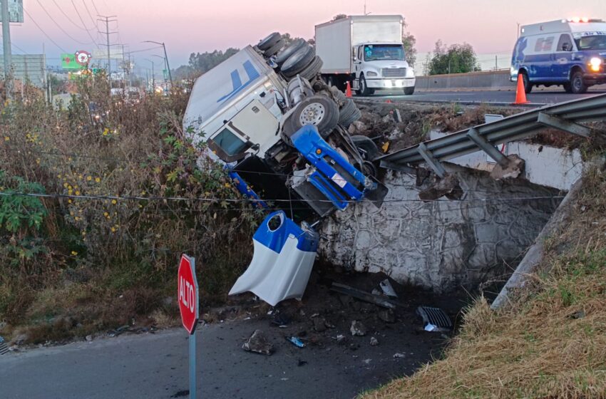  Tráiler volcado sobre la autopista México-Puebla a la altura de Ocotlán
