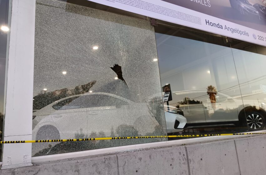  Vandalizan dos agencias de automóviles sobre la Vía Atlixcáyotl