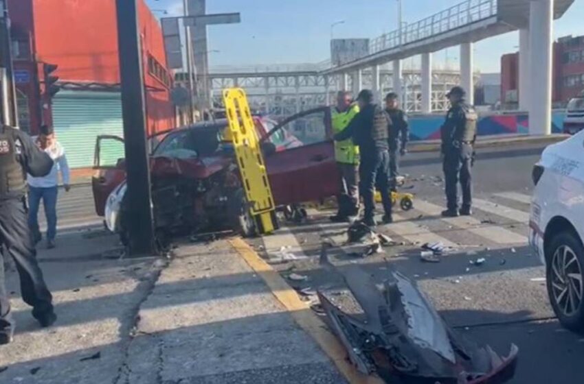  Patrulla de SSC Puebla se pasa el alto y protagoniza accidente, auto termina contra poste