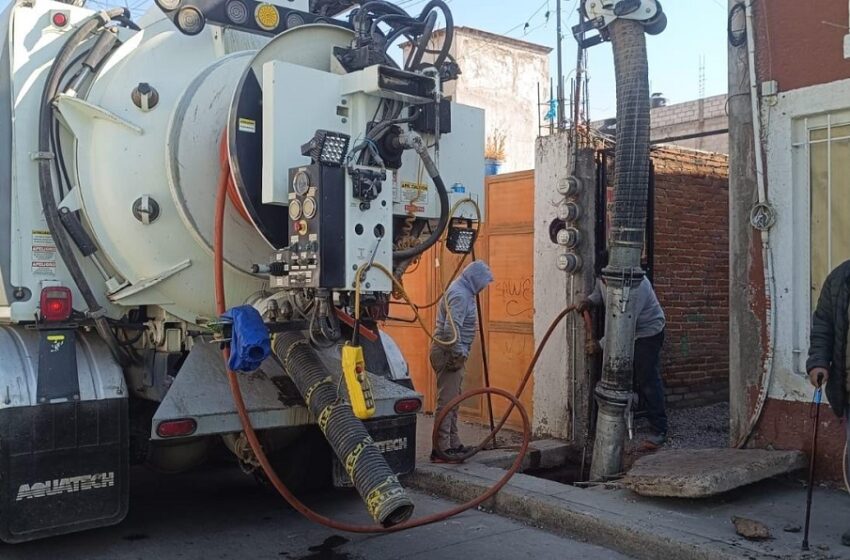 Realiza SOSAPACH trabajos preventivos en la red de alcantarillado sanitario de la calle 10 Norte
