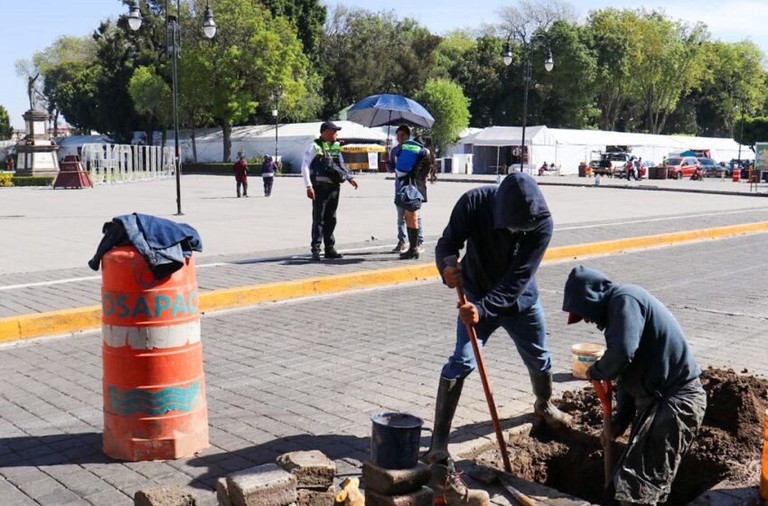  SOSAPACH atiende fuga de agua en el primer cuadro del zócalo de San Pedro Cholula