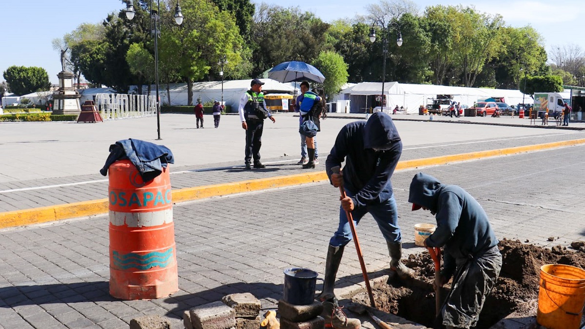 SOSAPACH atiende fuga de agua en el primer cuadro del zócalo de San Pedro Cholula