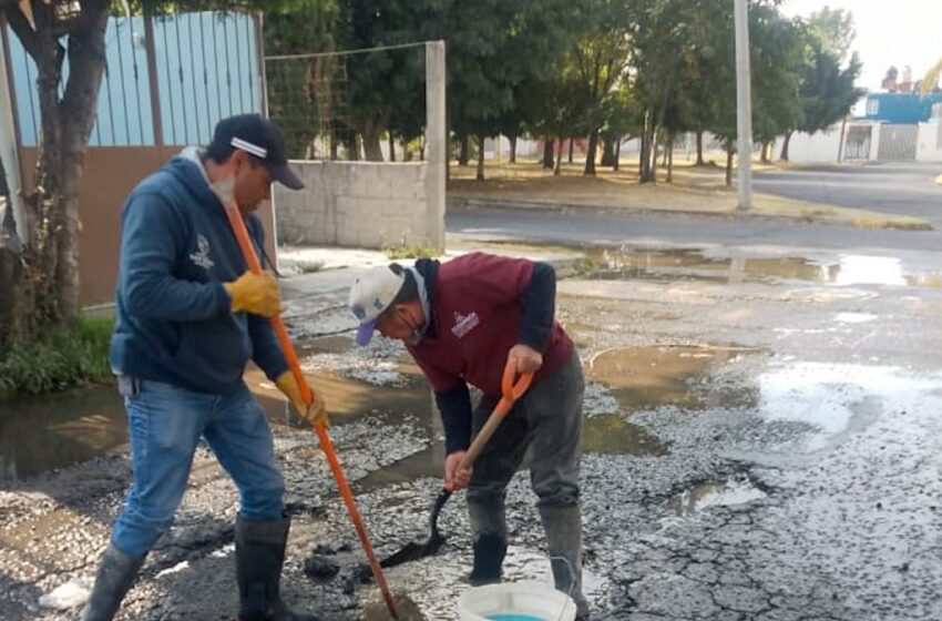  SOSAPACH repara fuga de agua en la calle Izcóatl en Santiago Momoxpan