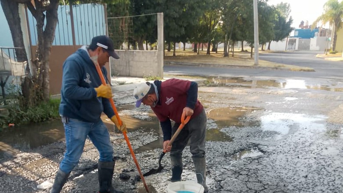 SOSAPACH repara fuga de agua en la calle Izcóatl en Santiago Momoxpan