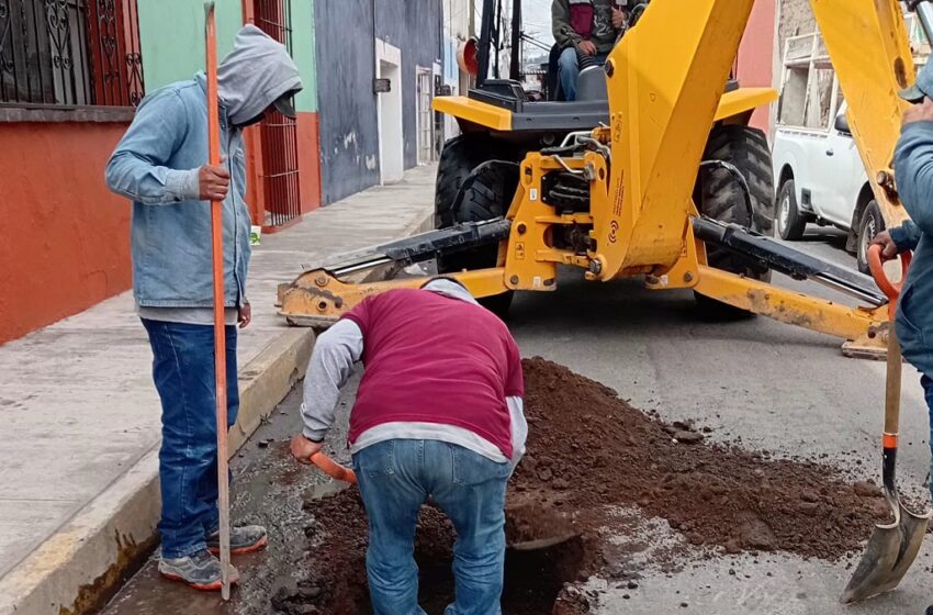  Sosapach atiende fuga de agua en la cabecera municipal de San Pedro Cholula
