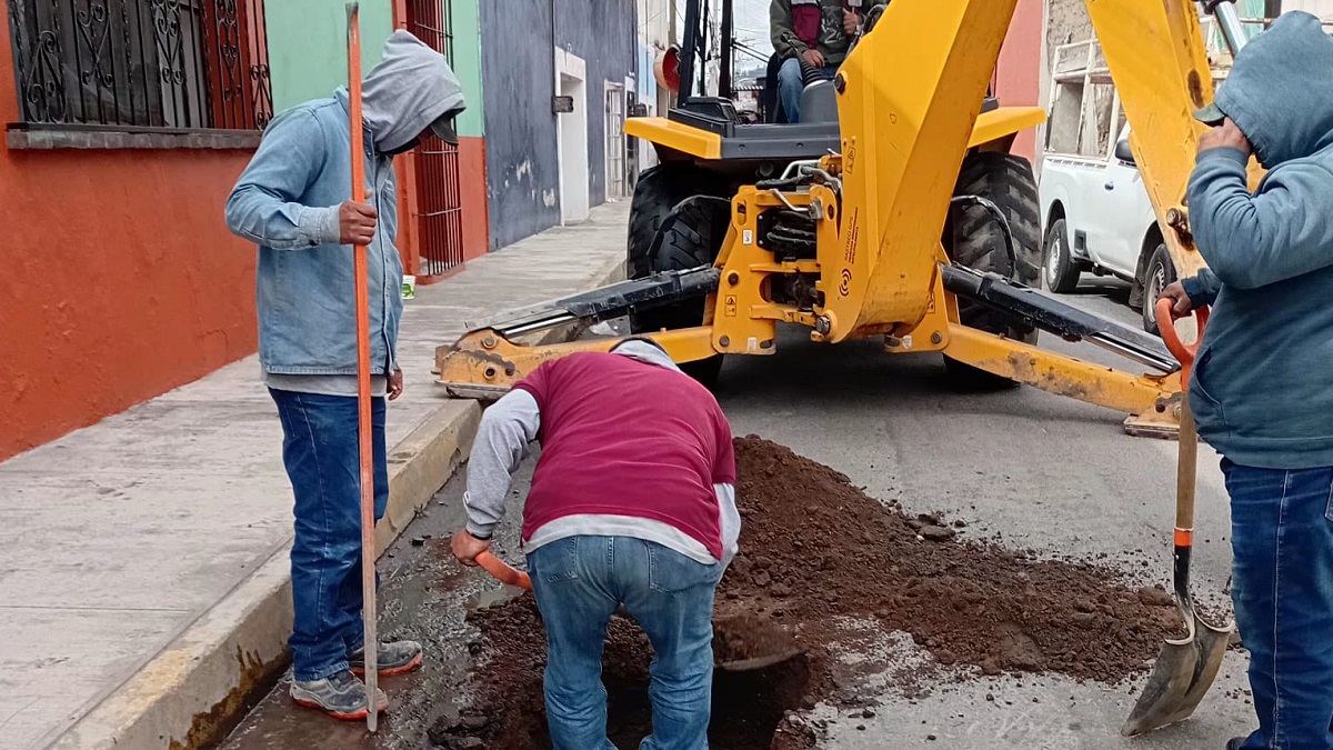 Sosapach atiende fuga de agua en la cabecera municipal de San Pedro Cholula