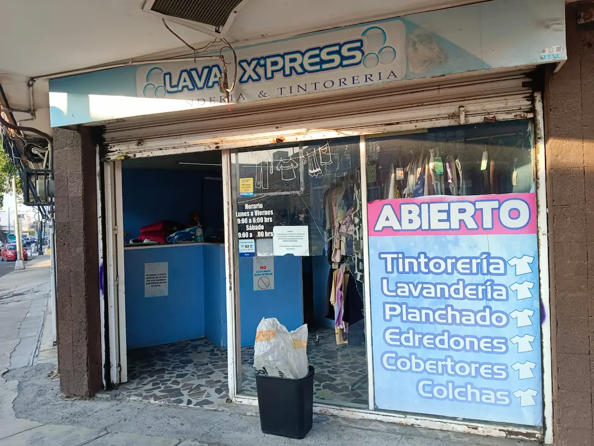 Dan cristalazo a lavandería en la 17 Sur; roban dinero en efectivo y prendas de ropa