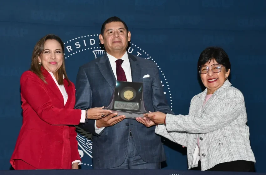 Distingue BUAP como exalumno destacado al gobernador Alejandro Armenta