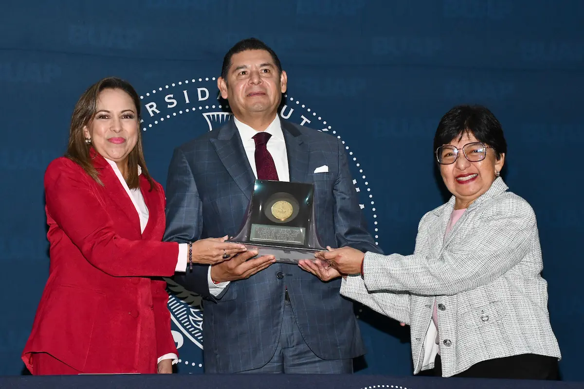 Distingue BUAP como exalumno destacado al gobernador Alejandro Armenta