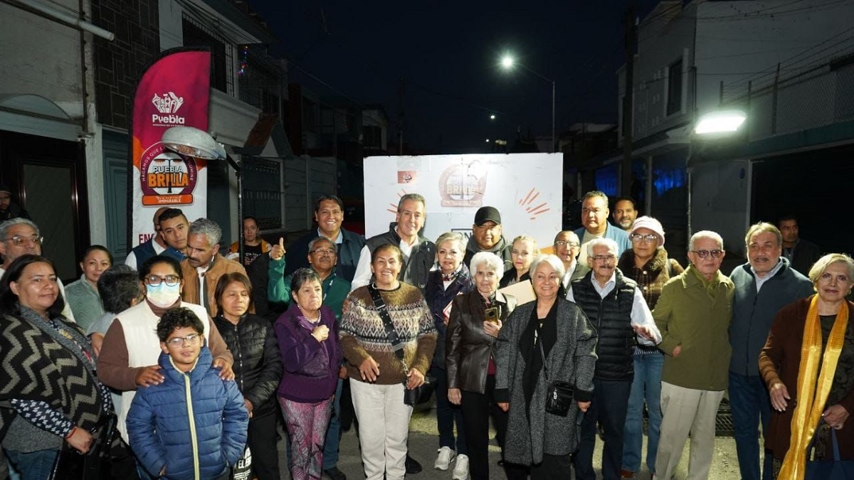 Enciende Pepe Chedraui luminarias modernizadas con LED en Villa Encantada con Puebla Brilla