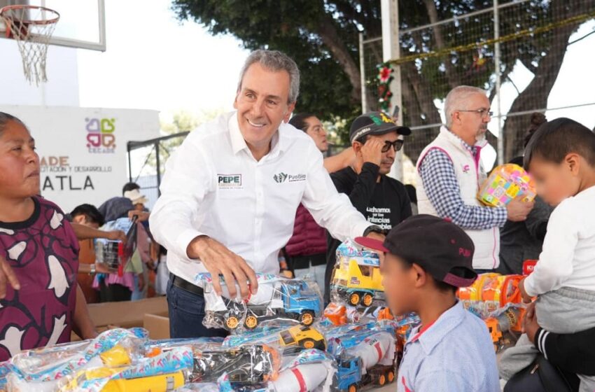  Entrega Pepe Chedraui juguetes a niñas y niños de san Andrés Azumiatla y los Ángeles Mayorazgo