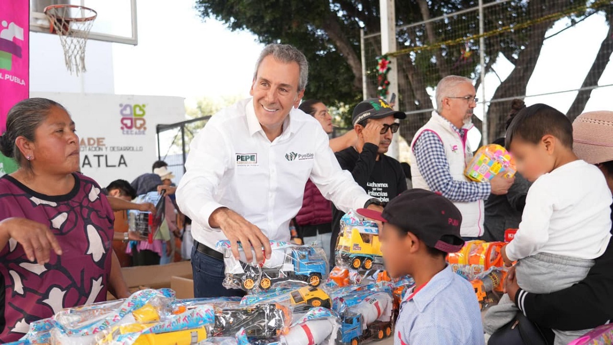 Entrega Pepe Chedraui juguetes a niñas y niños de san Andrés Azumiatla y los Ángeles Mayorazgo