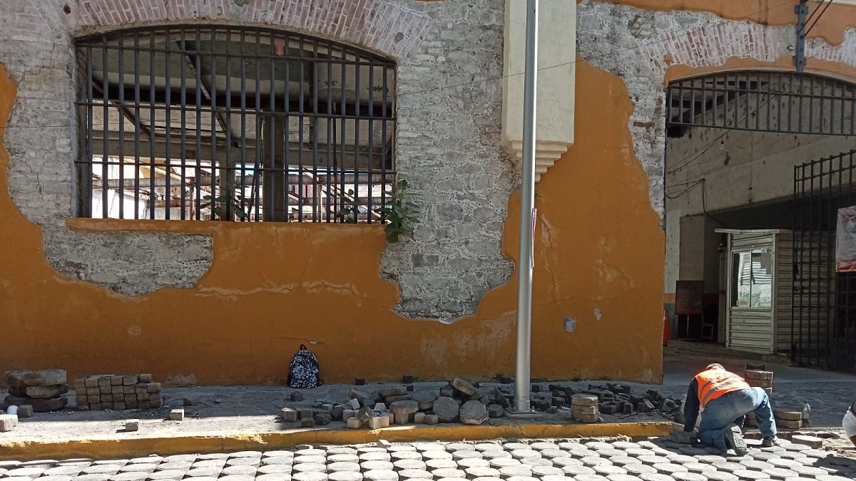 Instruye Pepe Chedraui mantenimiento de banquetas en el Centro Histórico