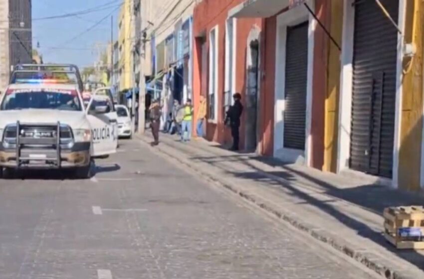  Agreden y asaltan a camarógrafo en pleno Centro de Puebla mientras documentaba apartados ilegales