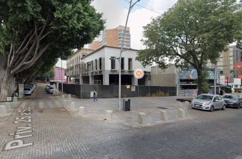  Ataque armado en bar de Avenida Juárez, Puebla: auto de lujo afectado
