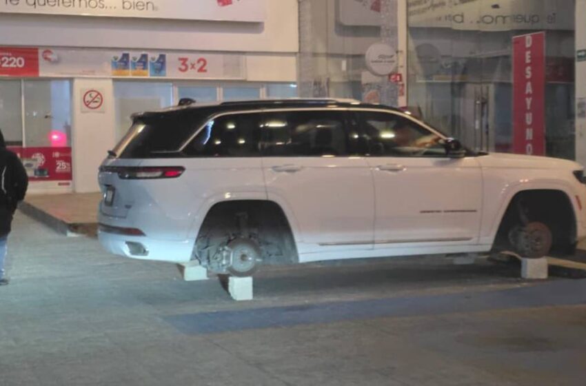  Ni los diputados se salvan: Jeep se queda sin llantas en Plaza Ventura en Puebla