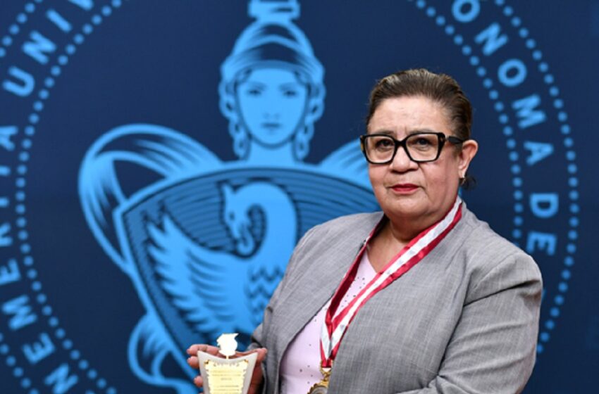  Académica BUAP recibe galardón educativo y Doctorado Honoris Causa por la OIICE