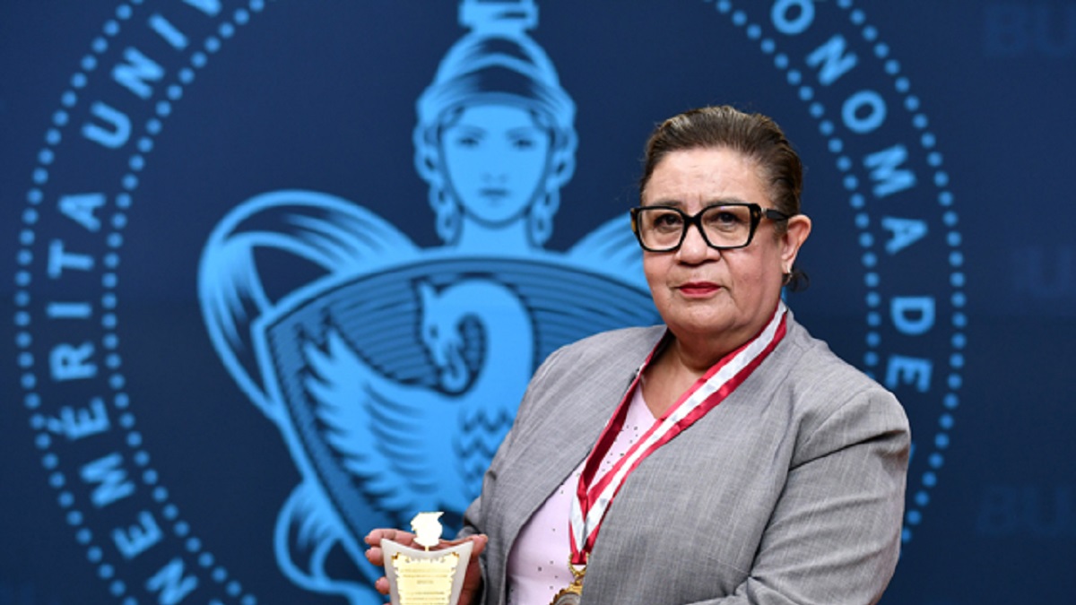 Académica BUAP recibe galardón educativo y Doctorado Honoris Causa por la OIICE