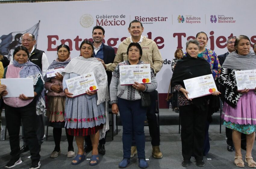 Como un acto de amor y compromiso, mujeres y adultos mayores reciben tarjetas de bienestar