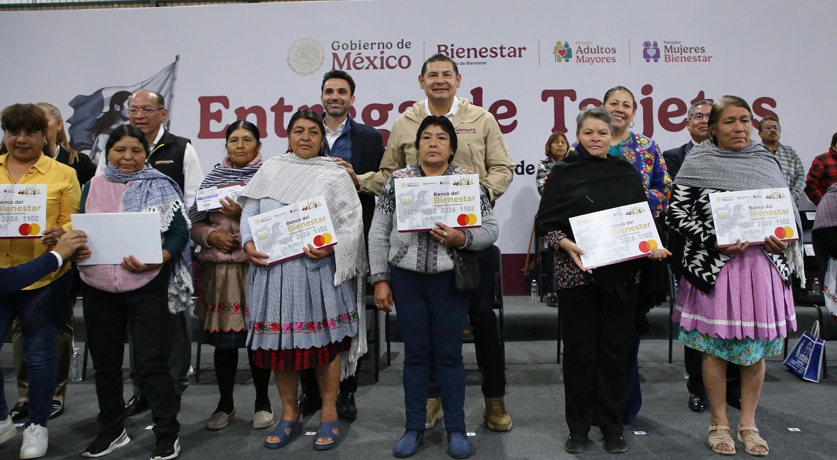 Como un acto de amor y compromiso, mujeres y adultos mayores reciben tarjetas de bienestar