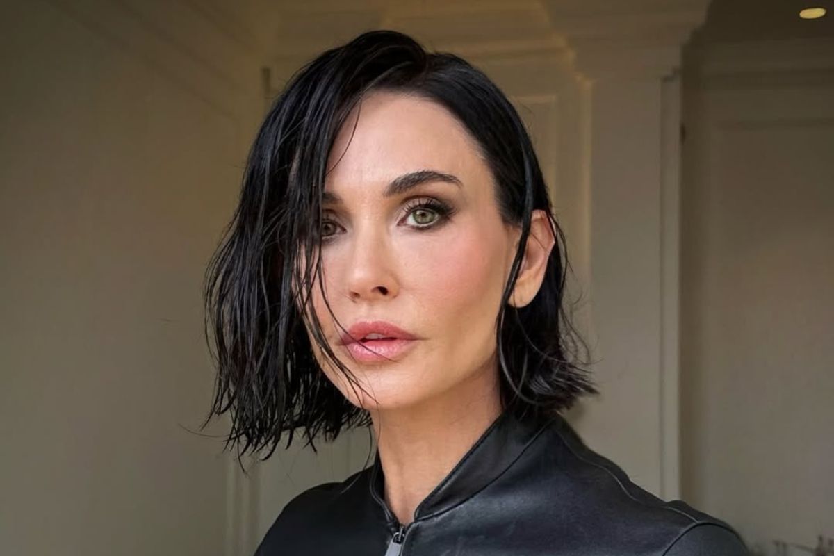Demi Moore impacta en Milán con look de cuero y corte bob rejuvenecedor