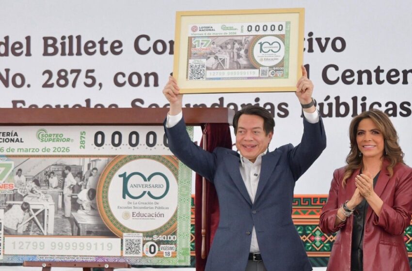  Develan secretario Mario Delgado y titular de la Lotería, Olivia Salomón, billete conmemorativo del Centenario de las Escuelas Secundarias Públicas en México