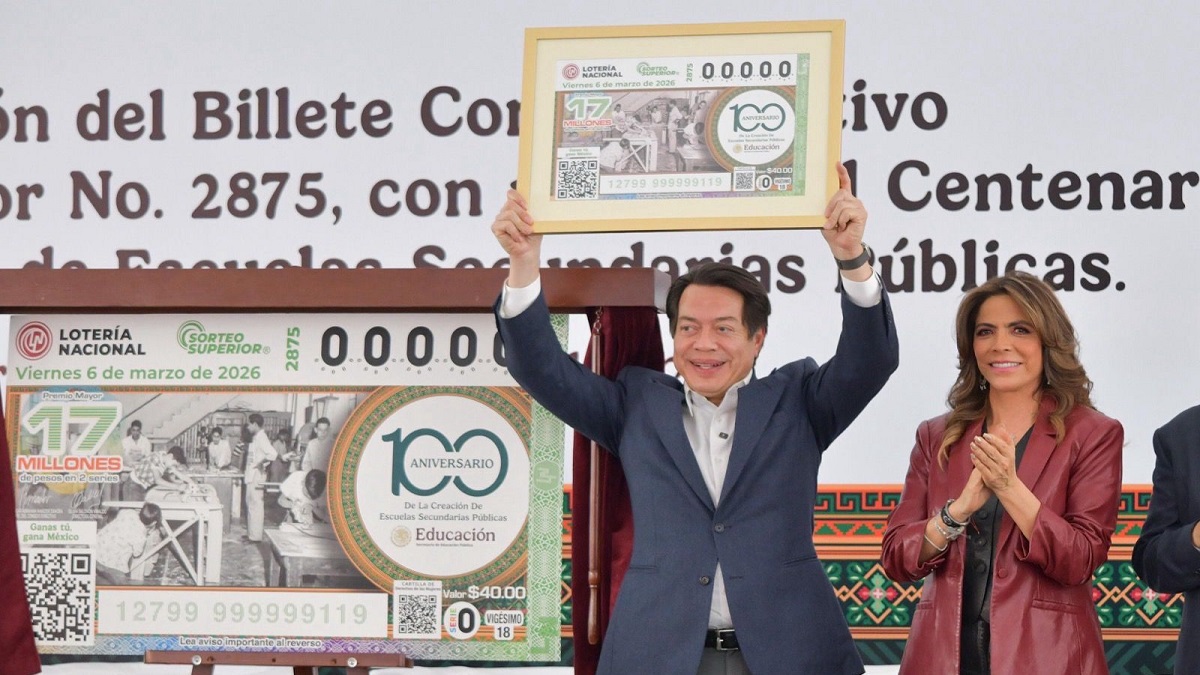 Develan secretario Mario Delgado y titular de la Lotería, Olivia Salomón, billete conmemorativo del Centenario de las Escuelas Secundarias Públicas en México