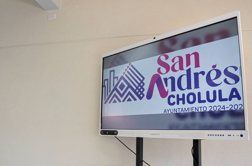  Entrega Lupita Cuautle aula equipada con tecnología en telesecundaria de Acatepec