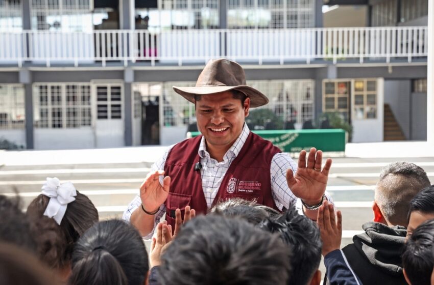  Omar Muñoz entrega más obras de mantenimiento en escuelas públicas