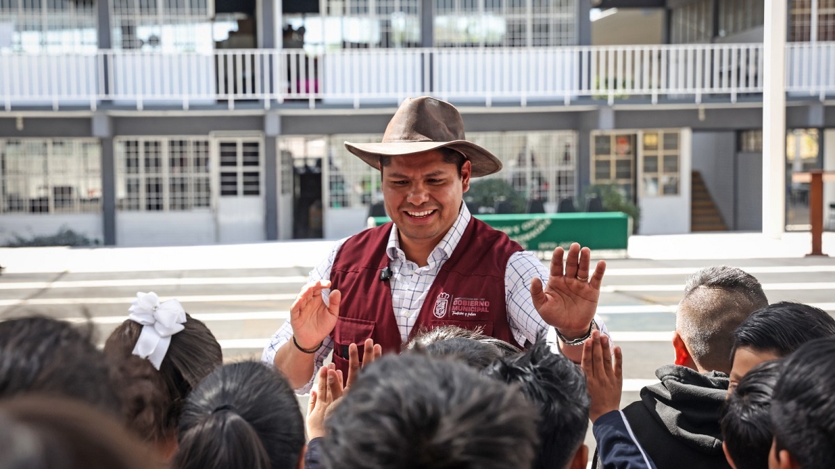 Omar Muñoz entrega más obras de mantenimiento en escuelas públicas