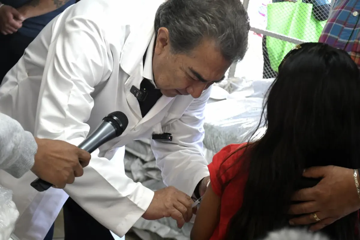 Salud encabeza jornada de vacunación contra el sarampión en el Mercado Hidalgo
