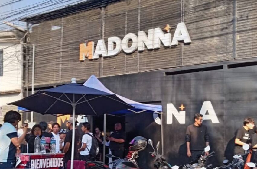  Jóvenes ebrios terminan en ambulancia tras festejo adelantado en antro Madonna, Puebla
