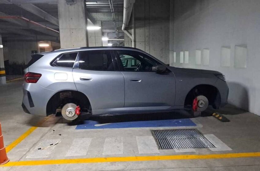  Robo de llantas en estacionamiento de Angelópolis: dejan camioneta sobre tabiques en zona exclusiva de Puebla