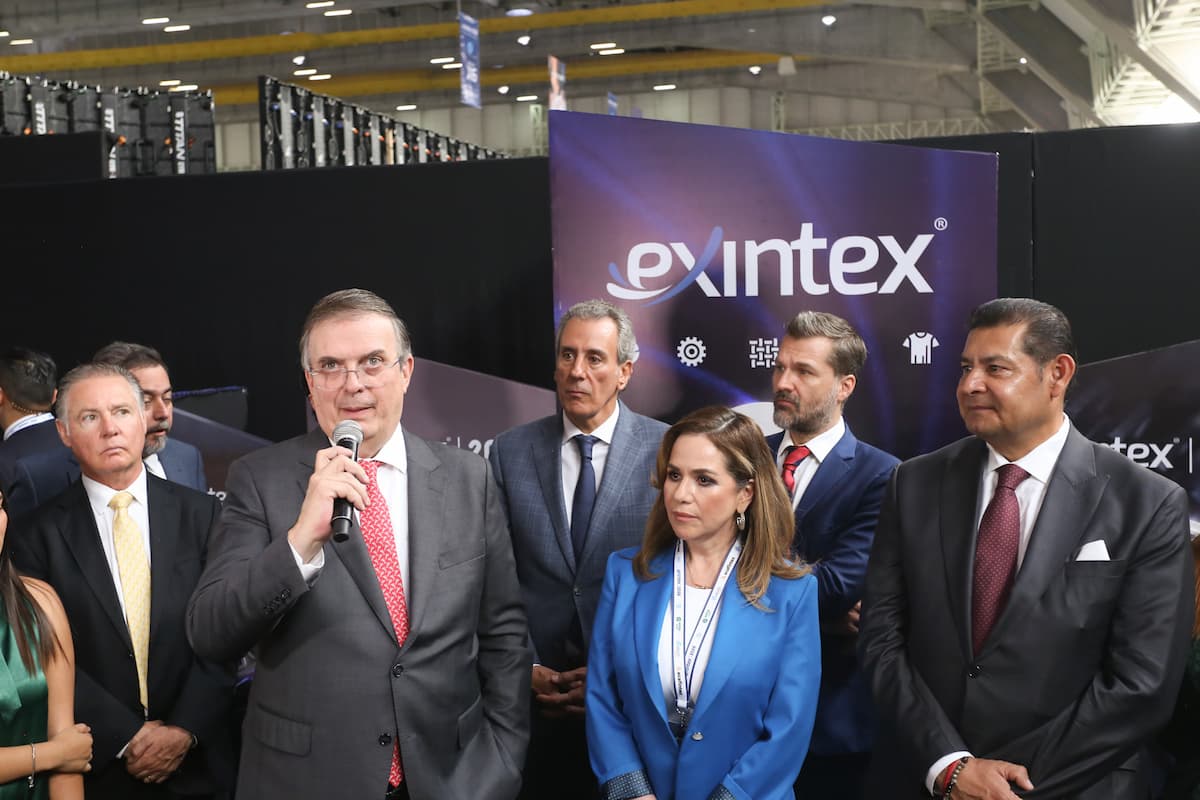 Armenta pide que Puebla sea sede de la Feria Internacional de la Industria Textil; Ebrard lo respalda