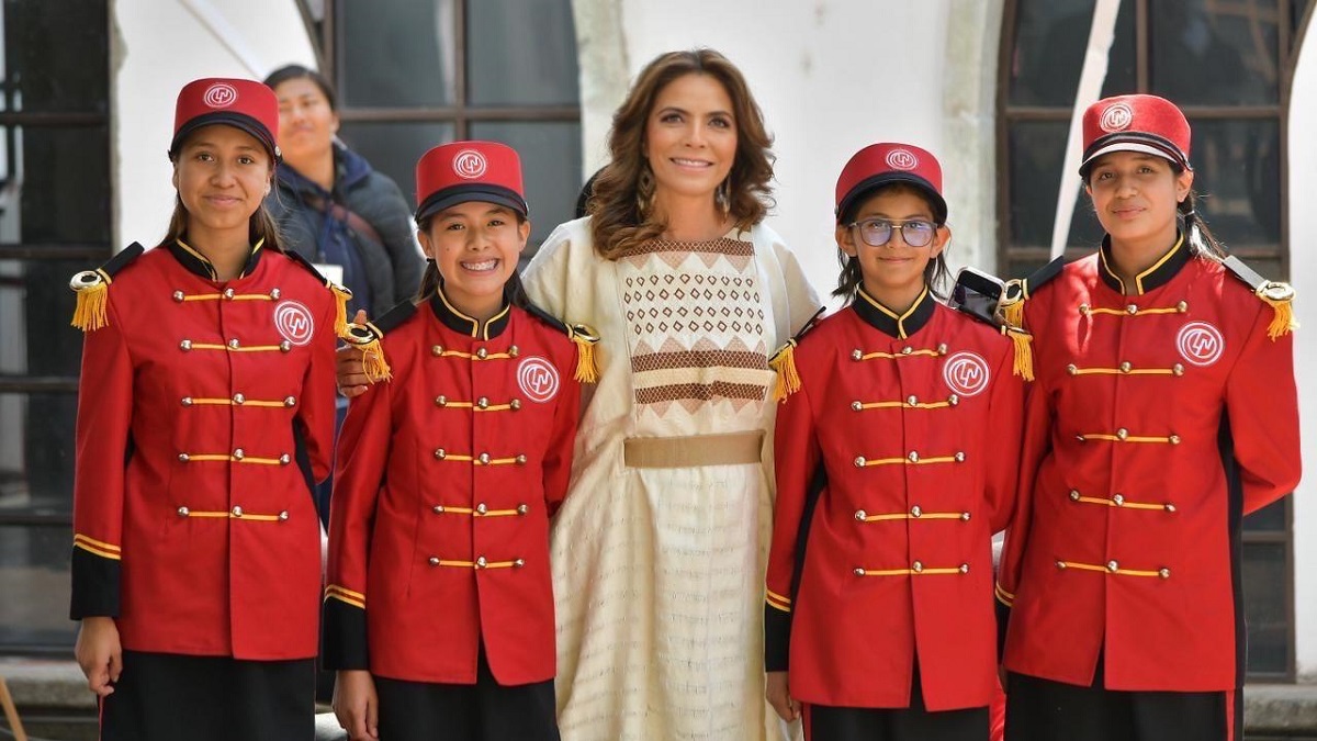 Devela la Presidenta Claudia Sheinbaum billete de Lotería que rinde homenaje a Margarita Maza