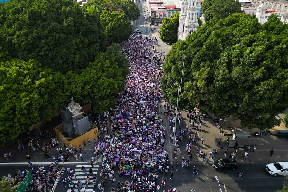 Marea morada toma las calles de Puebla para exigir alto a la violencia y feminicidios